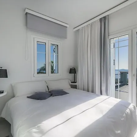 Luxury Mansion With Extraordinary Sea Views!